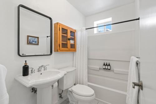 SilvertonThe Bent Elbow的白色的浴室设有水槽和卫生间。
