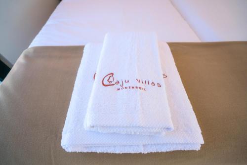 蒙塔吉尔Caju Villas Montargil - Villa Vale Vilão的一张桌子上一双白色毛巾