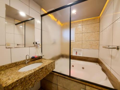 圣保罗Adrenalina Motel Itaquera - Arena Corinthians的一间带水槽和淋浴的浴室