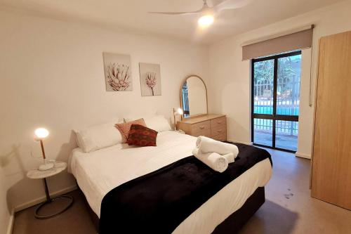 珀斯West Beach Lagoon 206 - Sleeps Three! Value!!!的一间卧室设有一张大床和一个大窗户