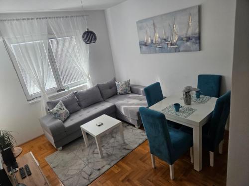 波扎雷瓦茨Apartman Odmor012的客厅配有沙发和桌子