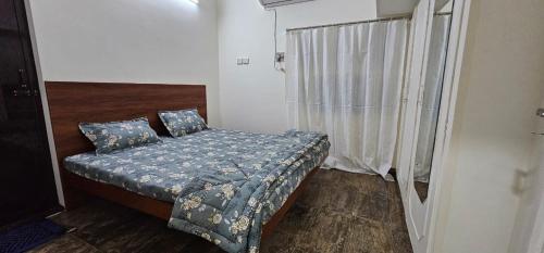 钦奈HOMESTAY - AC 3 BHK NEAR AlRPORT的一间小卧室,配有床和窗户