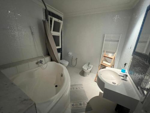 Chott Meriemappartement 14的白色的浴室设有卫生间和水槽。