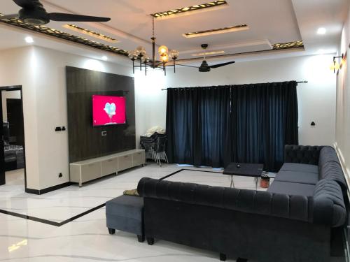 Dhok SandemārLuxurious kashmir house near Islamabad airport的带沙发和平面电视的客厅