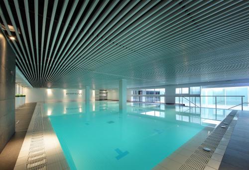塞维利亚塞维利亚赫斯珀里亚酒店的一座带天花板的大型游泳池