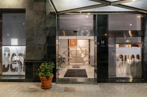 巴塞罗那贝斯特阿拉尼亚酒店的商店前的商店,里面有楼梯