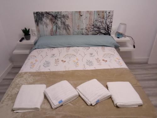 安波拉Vora Port的一张带三条白色毛巾的床