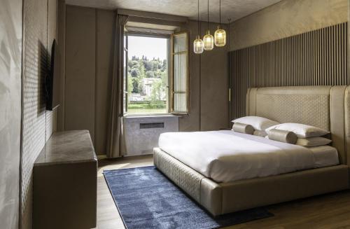 佛罗伦萨LE RÊVE DE NAIM的一间卧室设有一张大床和一个窗户。
