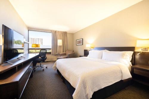 特木科特木科快捷假日酒店的酒店客房设有一张大床和一张书桌。