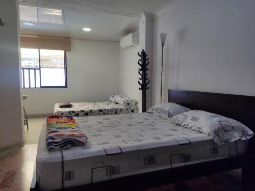 布卡拉曼加Encantadora Casa, Ubicación Ideal en Bucaramanga的一间卧室,卧室内配有一张大床