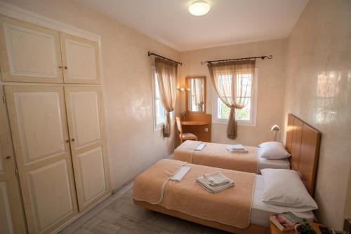 加拉希德松Hotel Argo的一间小卧室,配有两张床和一扇门
