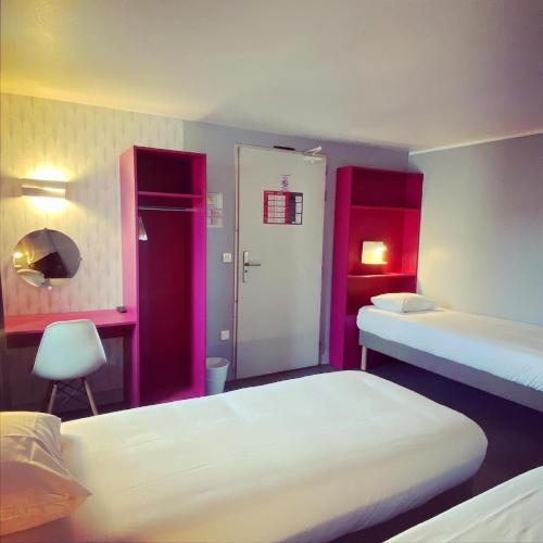 热尔扎克莱蒙费朗哲泽法斯特酒店的一间设有两张红色橱柜和一扇门的房间