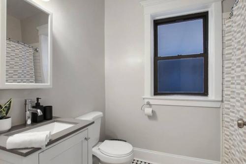 芝加哥3BR Vibrant Apartment in Hyde Park - Bstone 5310-1的白色的浴室设有卫生间和窗户。
