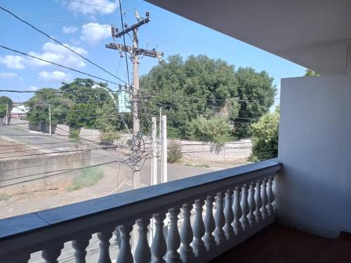 皮拉西卡巴Pousada Villa Argos Guesthouse的阳台享有街道景致。