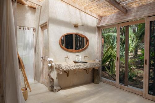维加伊托La Fragata的一间带水槽和镜子的浴室