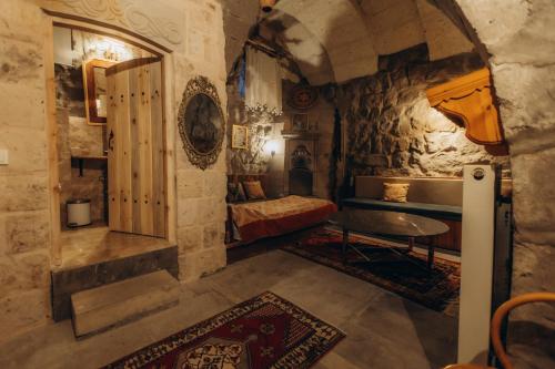 乌奇希萨尔Anatolia Raymonde Cave House的小房间,设有床和门廊