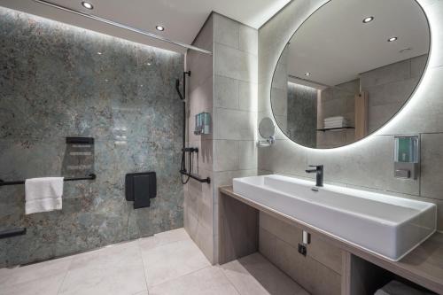 威廉斯塔德Dolphin Suites & Wellness Curacao的一间带水槽和镜子的浴室