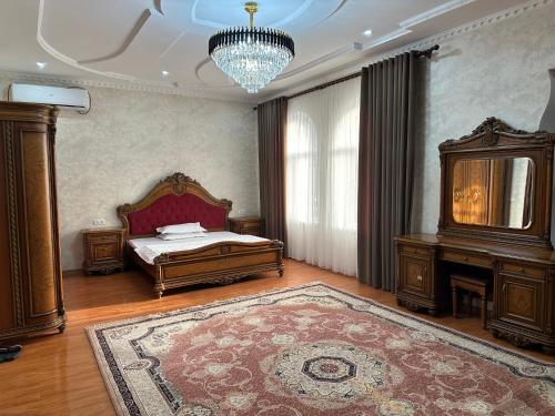 杜尚别Hello Dushanbe Hostel的一间卧室配有一张床和一张大地毯