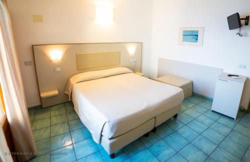 吉廖港Hotel Saraceno的卧室配有一张白色大床
