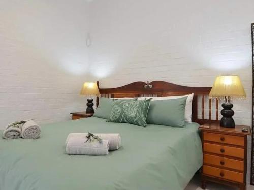 伊泽芳登Sea Glimpse Yzer的一间卧室配有一张大床和两盏灯