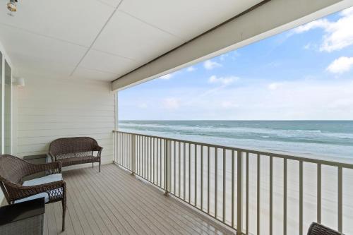 格尔夫海岸Sea Glass 405 by Vacation Homes Collection的阳台配有椅子,享有海景。