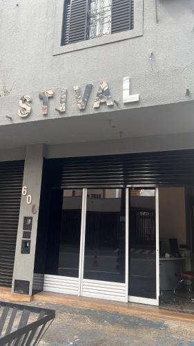 戈亚尼亚Suites Stival Centro的建筑物入口,上面有标志