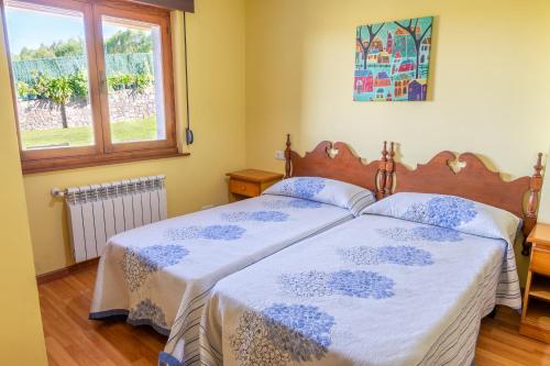 库迪列罗APARTAMENTOS OLGA的一间卧室设有两张床和窗户。