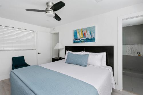 好莱坞Blue Sky的一间卧室配有一张床和吊扇