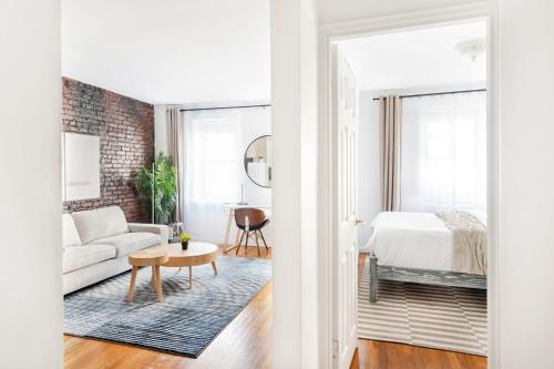 纽约350-1A Gramercy New 1BR Sleeps4 Newly Furnished的白色的客厅设有砖墙