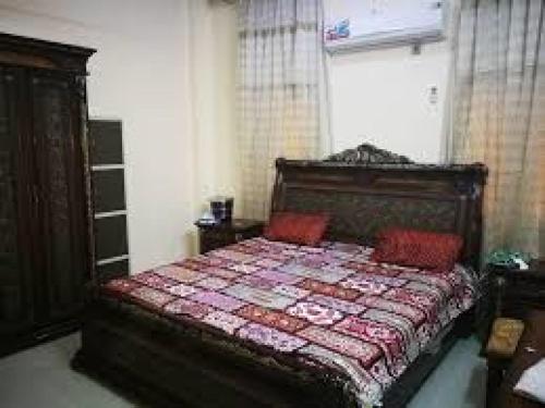 马达巴Jordan road Guest House的一间卧室配有床,床上装有被子