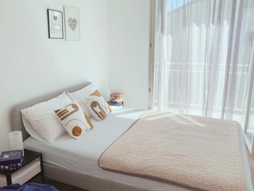 圣菲利普雅科夫Apartment Jukich的卧室配有带白色枕头的床和窗户。