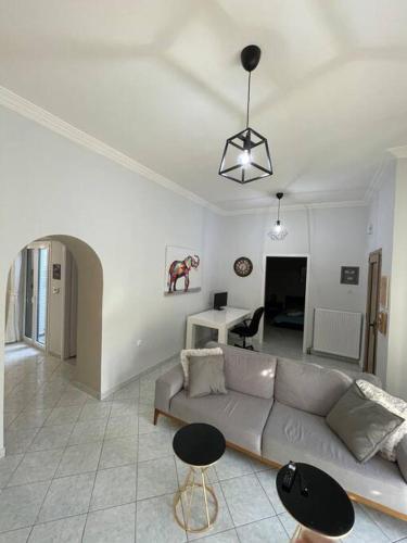 雅典Private Spacious Apartment的客厅配有沙发和桌子