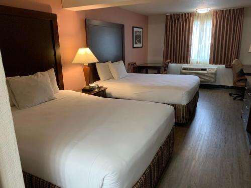 波特兰波特兰玫瑰花园希洛酒店 - 会议中心的酒店客房配有两张床和一张书桌