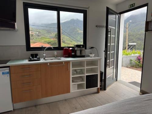 圣维森特GuestReady - Tranquil Retreat in Nature's Embrace的厨房设有水槽和窗户。