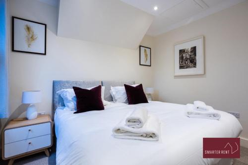 泰晤士河畔里士满1 Bedroom Apartment - Central Richmond-upon-Thames的卧室配有白色床和毛巾