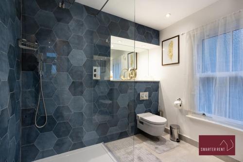 泰晤士河畔里士满1 Bedroom Apartment - Central Richmond-upon-Thames的带淋浴、卫生间和盥洗盆的浴室