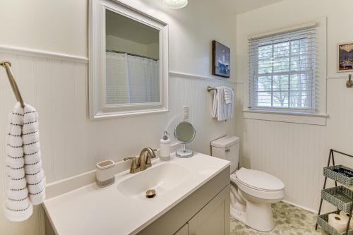 伊丽莎白城Elizabeth City Abode with Fenced Yard, Near Downtown的白色的浴室设有水槽和卫生间。