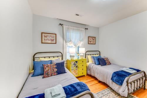 伊丽莎白城Elizabeth City Abode with Fenced Yard, Near Downtown的一间卧室配有两张床和黄色梳妆台。