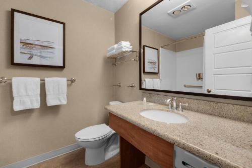 卡农海滩帆船湾酒店的一间带水槽、卫生间和镜子的浴室