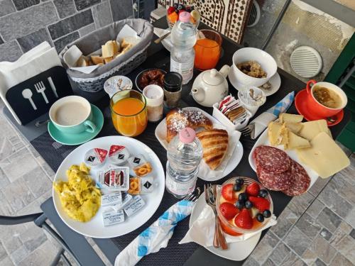 斯培西亚La maison du lion的餐桌上摆放着早餐食品和饮料