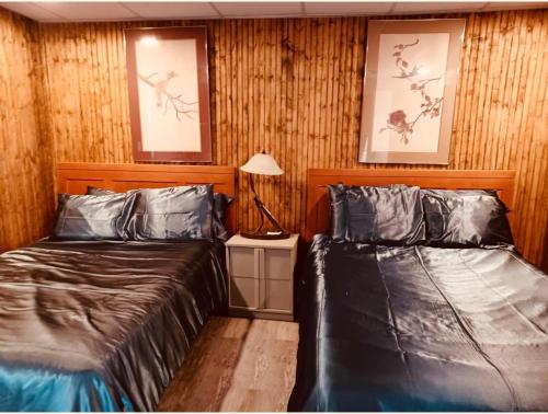 尼亚加拉瀑布福尔斯汽车旅馆的木镶板客房内的两张床