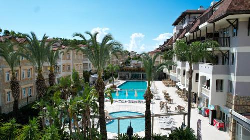 锡德Side Village Hotel - All Inclusive的从棕榈树酒店阳台欣赏美景