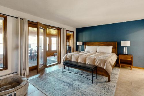 MontsweagWestport Waterfront的一间卧室设有一张床和蓝色的墙壁