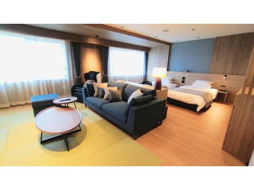 鸳泊Rishiri Fuji Kanko Hotel - Vacation STAY 63409v的客厅配有沙发和1张床