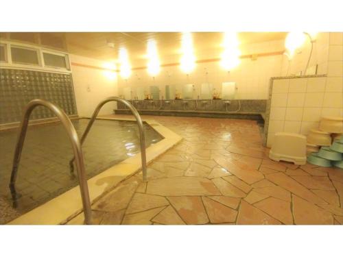 鸳泊Rishiri Fuji Kanko Hotel - Vacation STAY 63409v的一间带游泳池和卫生间的浴室