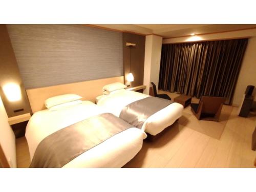 鸳泊Rishiri Fuji Kanko Hotel - Vacation STAY 63411v的一间酒店客房,房间内设有三张床