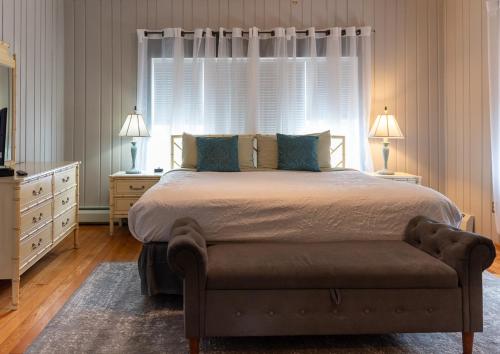 伊萨卡William Henry Miller Inn的一间卧室设有一张大床和一个窗户。