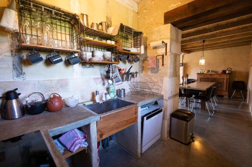 MarsacDomaine De Chantemerle B'nB的厨房配有水槽和炉灶 顶部烤箱