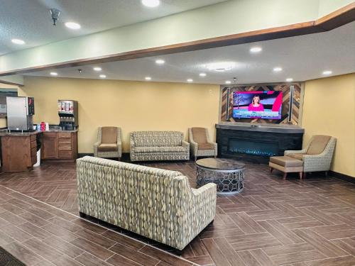 West FargoStudio 7 on Main的带沙发和平板电视的等候室