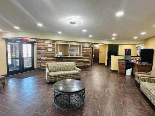 West FargoStudio 7 on Main的大厅配有沙发和桌子,位于客房内